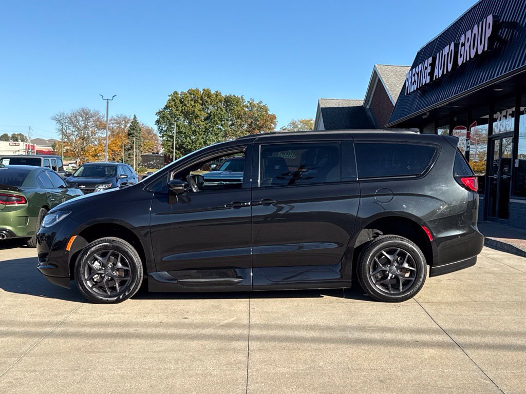 Used 2020 Chrysler Pacifica Limited w/ Advanced Safetytec Group FWD image 5