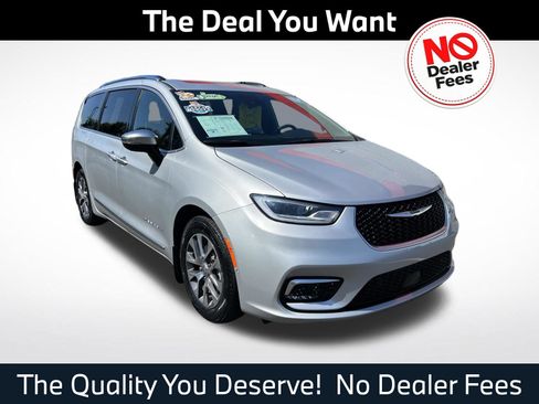 Used 2023 Chrysler Pacifica Pinnacle FWD image 1