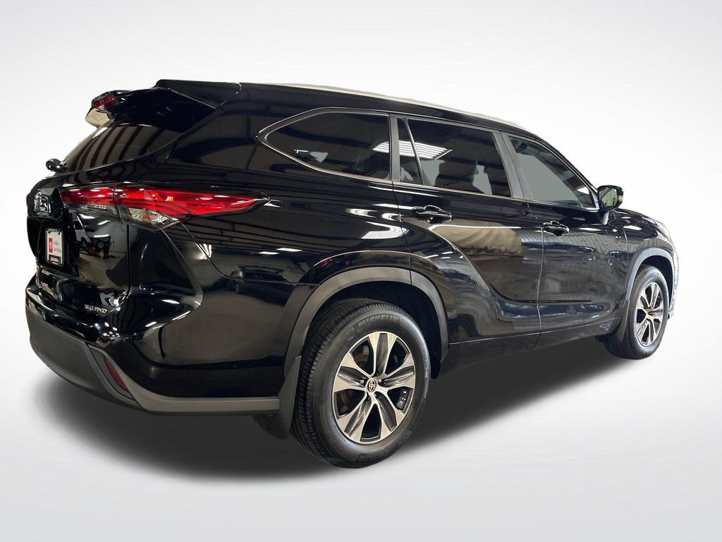 Used 2023 Toyota Highlander XLE AWD/4WD image 5