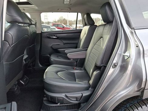 Used 2024 Toyota Highlander XLE image 11