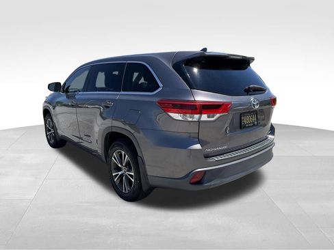 Used 2017 Toyota Highlander Plus AWD/4WD image 4