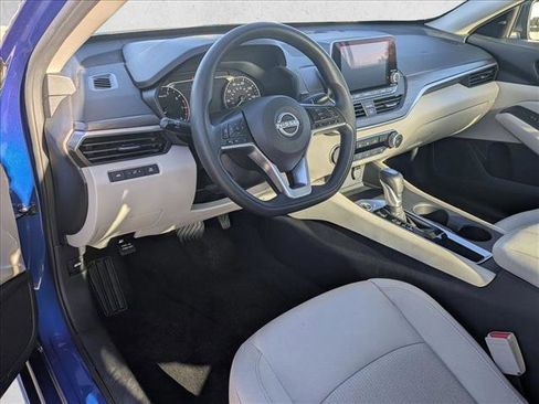 Used 2025 Nissan Altima 2.5 SV image 9
