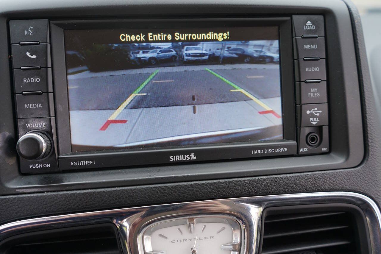 Used 2016 Chrysler Town & Country Touring w/ Driver Convenience Group FWD image 20