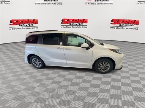 New 2025 Toyota Sienna XLE image 10