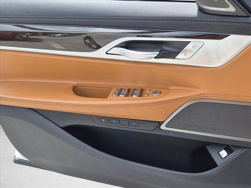 Used 2022 BMW 740i w/ Premium Package RWD image 9