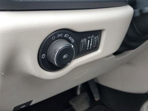 Certified 2024 Chrysler Pacifica Touring-L image 8