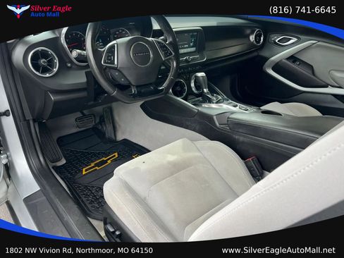 Used 2018 Chevrolet Camaro LT RWD image 7