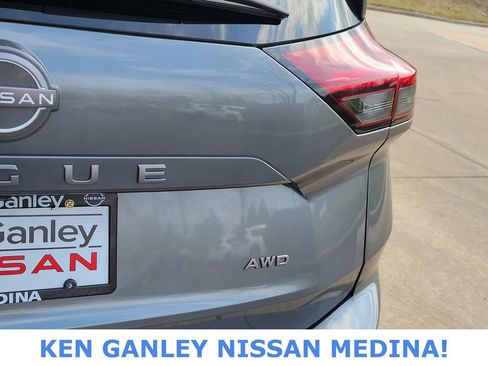 Certified 2025 Nissan Rogue SV image 15