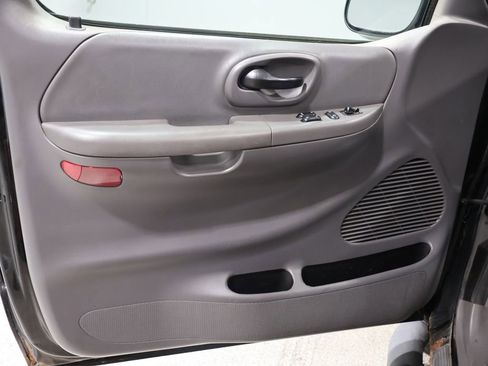 Used 2004 Ford F150 XLT image 9