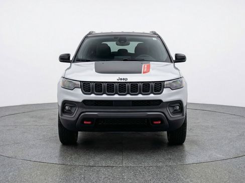 Used 2025 Jeep Compass Trailhawk w/ Trailer Tow Group AWD/4WD image 2