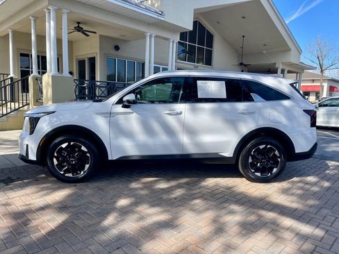 Used 2025 Kia Sorento S image 2