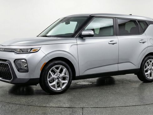 Used 2025 Kia Soul LX w/ LX Technology Package FWD image 3