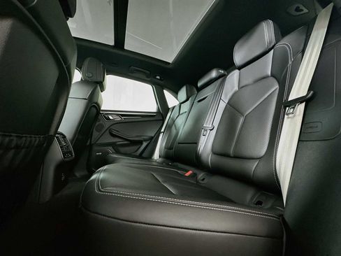 Certified 2025 Porsche Macan AWD/4WD image 22