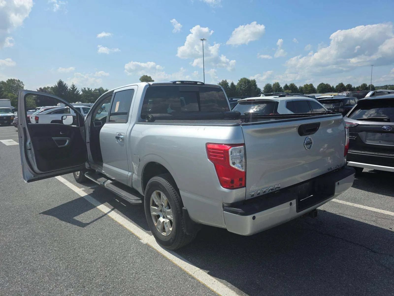Used 2017 Nissan Titan SV AWD/4WD image 4