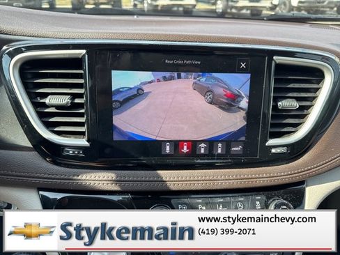 Used 2021 Chrysler Pacifica Touring-L w/ Uconnect Theater Family Group image 44
