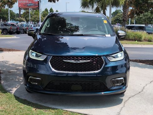Used 2023 Chrysler Pacifica Limited FWD image 3
