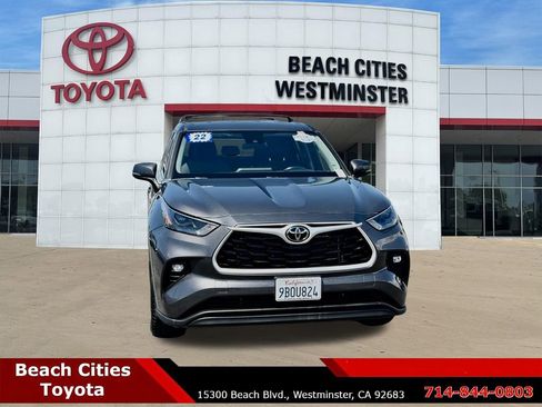 Used 2022 Toyota Highlander LE FWD image 3