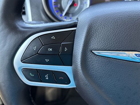 Used 2018 Chrysler 300 Limited image 19