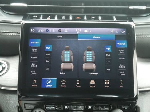Used 2025 Jeep Grand Cherokee Overland w/ Luxury Tech Group IV AWD/4WD image 6