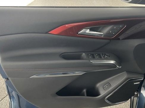 Used 2025 Chevrolet Traverse RS image 34