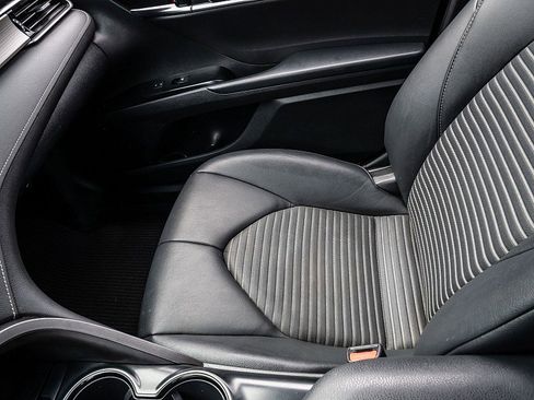 Used 2019 Toyota Camry SE w/ Convenience Package image 28