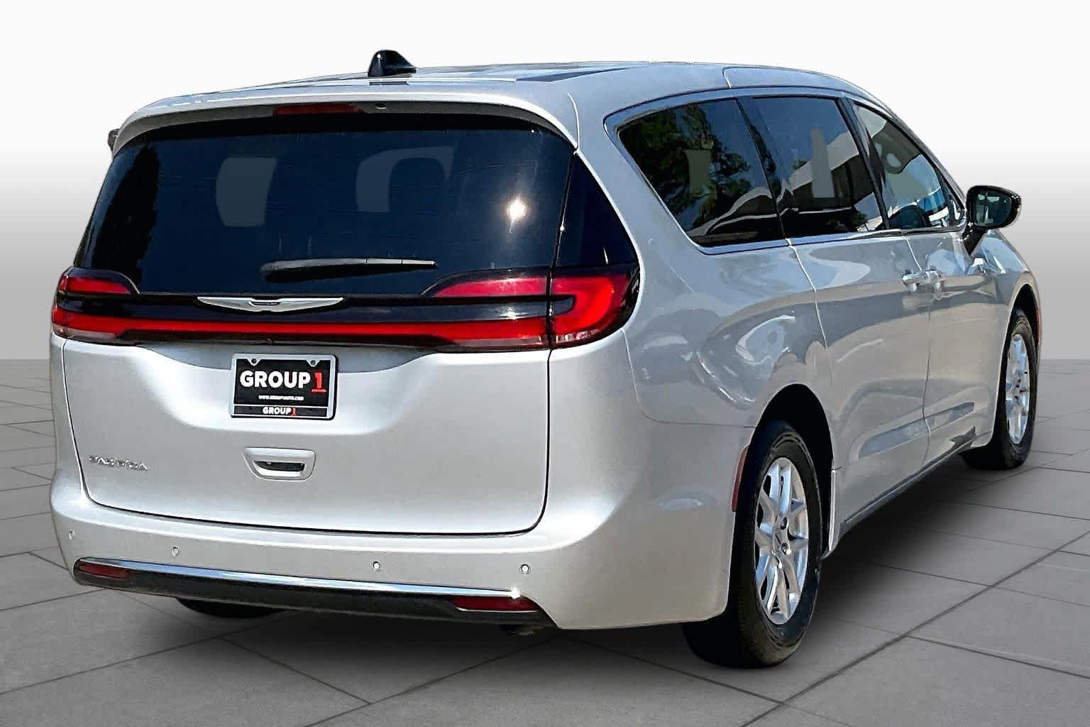 Used 2024 Chrysler Pacifica Touring-L FWD image 12