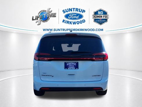 Used 2025 Chrysler Pacifica Limited FWD image 32