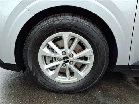 Used 2022 Kia Carnival LX image 7