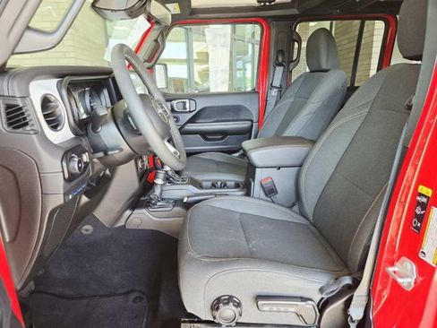Used 2025 Jeep Wrangler Unlimited Sahara AWD/4WD image 11