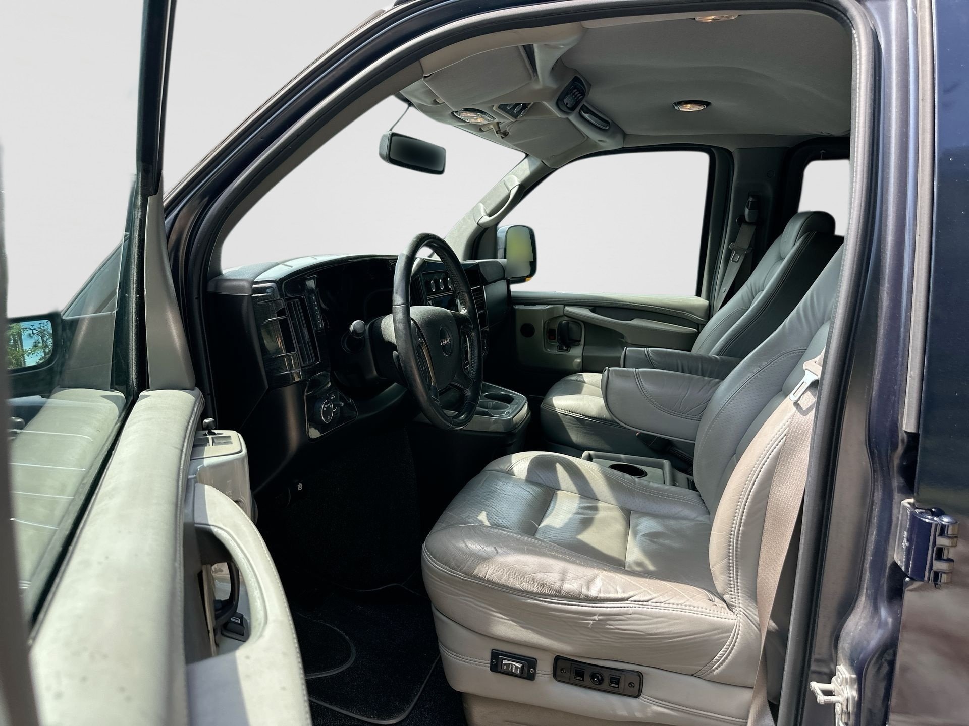 Used 2010 GMC Savana 1500 w/ Preferred Equipment Group RWD image 2
