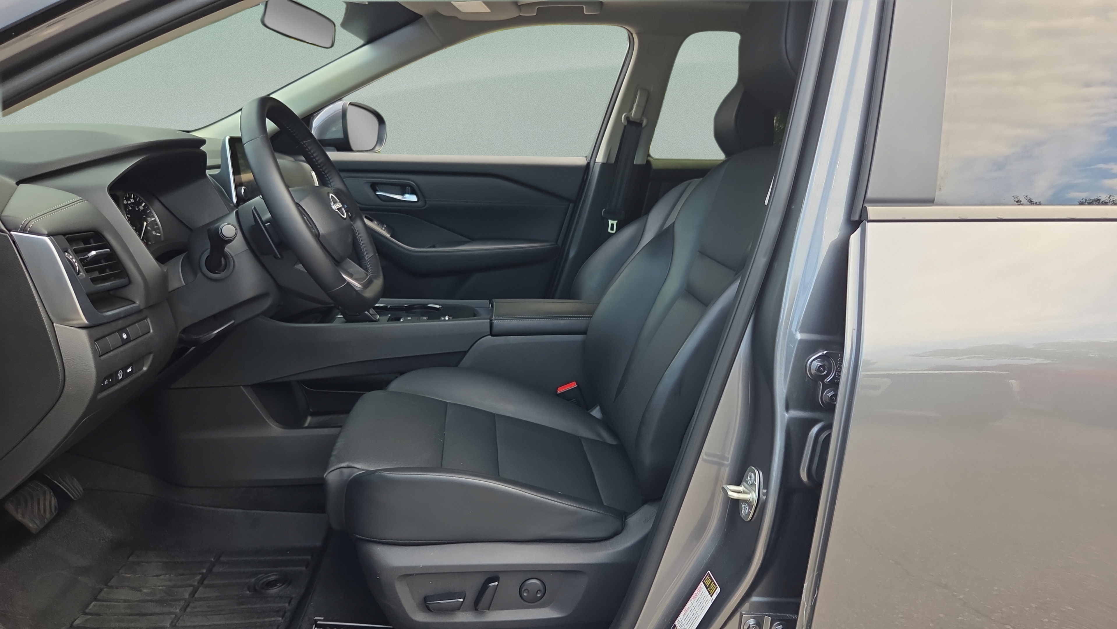 Used 2025 Nissan Rogue SV w/ SV Premium Package FWD image 9