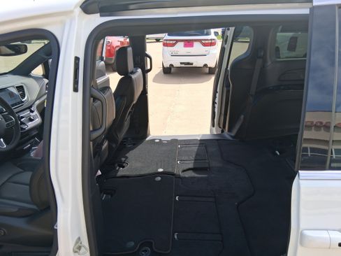 New 2027 Chrysler Pacifica Select FWD image 21