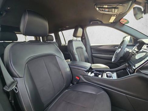 Used 2023 Jeep Grand Cherokee Altitude AWD/4WD image 18