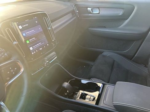 Used 2025 Volvo XC40 B5 Plus image 20