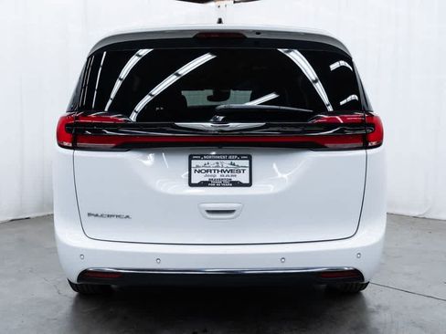 Used 2025 Chrysler Pacifica Select FWD image 5