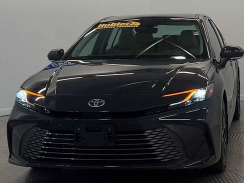 Used 2025 Toyota Camry XLE w/ Premium Plus Package AWD/4WD image 3