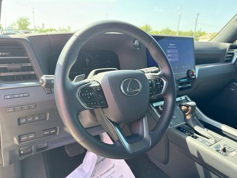 Used 2025 Lexus GX 550 w/ Accessory Package (32) AWD/4WD image 11