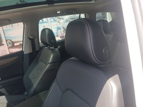 Used 2024 Volkswagen Atlas SE w/ Panoramic Sunroof Package FWD image 5