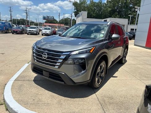 Used 2025 Nissan Rogue SV w/ SV Premium Package FWD image 3