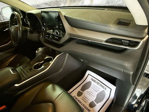Used 2020 Toyota Highlander XLE image 34