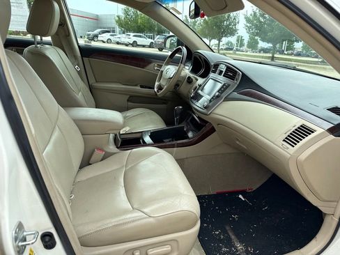 Used 2011 Toyota Avalon Limited FWD image 16