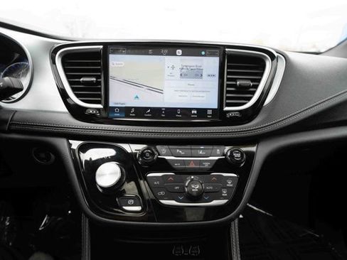 Used 2025 Chrysler Pacifica Limited FWD image 17
