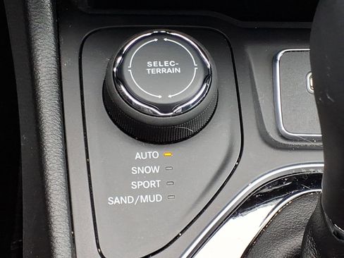 Used 2020 Jeep Cherokee Limited AWD/4WD image 24