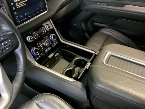 Used 2023 GMC Yukon XL Denali w/ Advanced Technology Package image 16