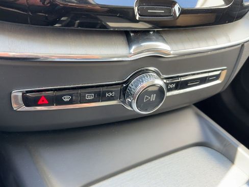 Certified 2025 Volvo XC60 B5 Plus image 19
