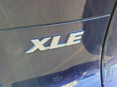 Used 2023 Toyota Venza XLE image 7