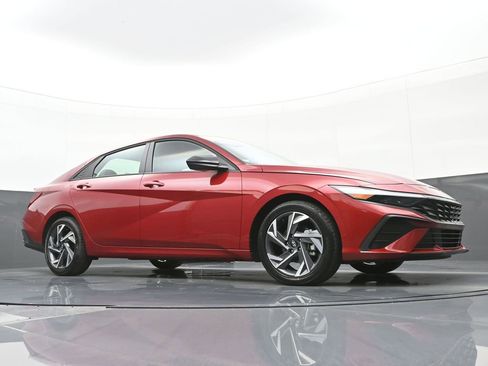 Certified 2025 Hyundai Elantra Sport image 43