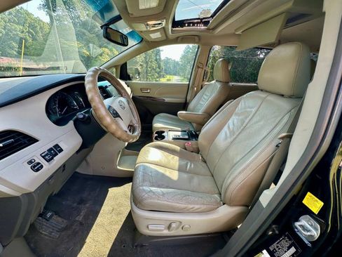 Used 2011 Toyota Sienna Limited image 10