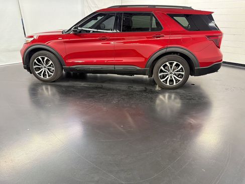 Used 2022 Ford Explorer ST-Line w/ Class IV Trailer Tow Package image 2