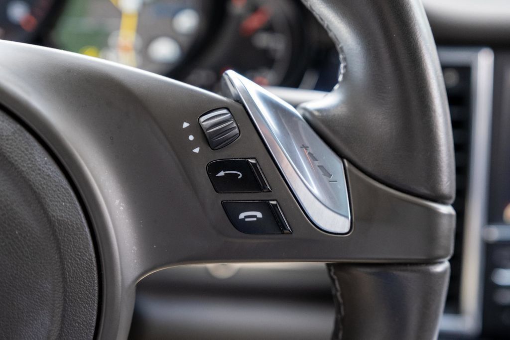 Used 2016 Porsche Panamera RWD image 32